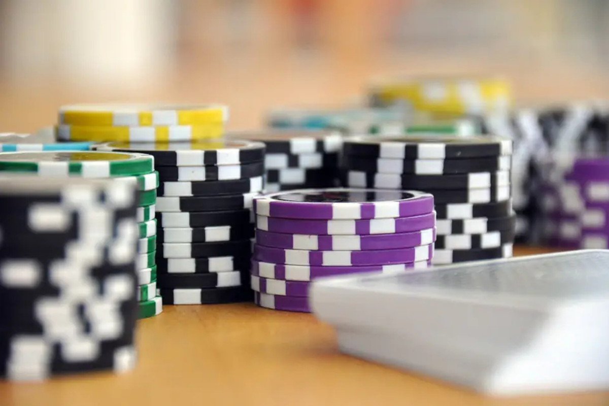 Online vs Land-Based Gambling in Australia: Which One Is Winning the $17 Billion Battle?